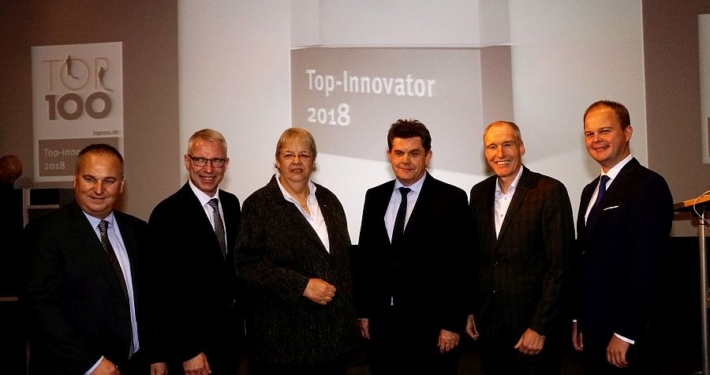Ehrung einiger Top-Innovatoren mit den acocon-Geschäftsführern Jovan Ilic (von links) und Mark Schönrock, Beate Leibnitz (Bundesverband mittelständische Wirtschaft), Wege-Geschäftsführer Gregor Moss, Geschäftsführer Roland Hofstetter von Diamant Software und bluecue-Geschäftsführer Nico Lüdemann
