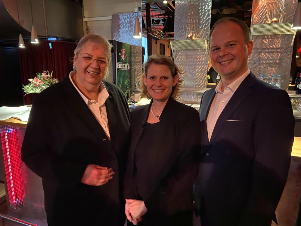 v. l. Beate Leibnitz, Leiterin BVMW Kreisverband OWL Nord, Judith Pirscher, Regierungspräsidentin, Regierungsbezirk Detmold, Nico Lüdemann, geschäftsführender Gesellschafter, bluecue consulting GmbH & Co. KG, Bielefeld