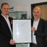 Nico Lüdemann und Christian Meetz freuen sich über die Erneuerung des ISO27001-Zertifikates