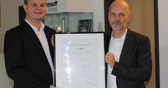 Nico Lüdemann und Christian Meetz freuen sich über die Erneuerung des ISO27001-Zertifikates