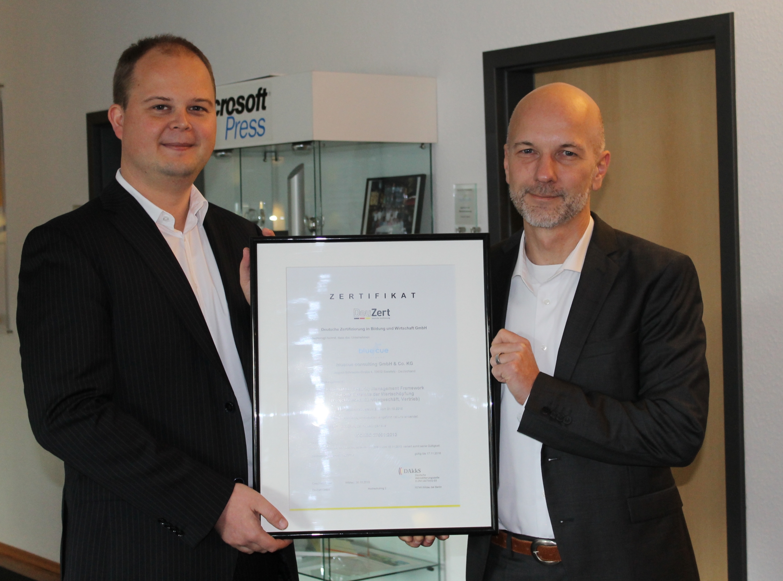 Nico Lüdemann und Christian Meetz freuen sich über die Erneuerung des ISO27001-Zertifikates