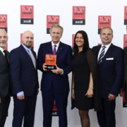 Bundespräsident a.D Christian Wulff übergibt die Auszeichnung TOP CONSULTANT an Christian Meetz, Torben Volkmann, Inga Knoche Ralf Walkenhorst und Nico Lüdemann von bluecue consulting (Copyright: KD Busch/compamedia)