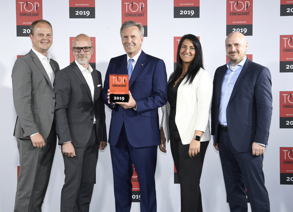 Bundespräsident a.D. Christian Wulff übergibt die "TOP CONSULTANT 2019"-Auszeichnung an Nico Lüdemann, Christian Meetz, Inga Knoche und Torben Volkmann von bluecue consulting Bundespräsident a.D. Christian Wulff übergibt die "TOP CONSULTANT 2019"-Auszeichnung an Nico Lüdemann, Christian Meetz, Inga Knoche und Torben Volkmann von bluecue consulting