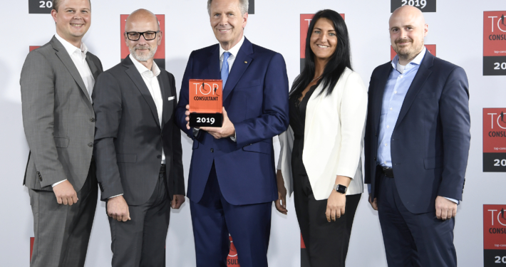 Bundespräsident a.D. Christian Wulff übergibt die "TOP CONSULTANT 2019"-Auszeichnung an Nico Lüdemann, Christian Meetz, Inga Knoche und Torben Volkmann von bluecue consulting