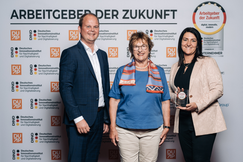 Dr. Inga Knoche und Nico Lüdemann von bluecue nehmen die Auszeichnung als "Arbeitgeber der Zukunft" von Brigitte Zypries, Bundeswirtschaftsministerin a.D., entgegen. (Foto: Offenblende/Andrej)