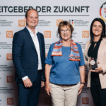 Dr. Inga Knoche und Nico Lüdemann von bluecue nehmen die Auszeichnung als "Arbeitgeber der Zukunft" von Brigitte Zypries, Bundeswirtschaftsministerin a.D., entgegen. (Foto: Offenblende/Andrej)