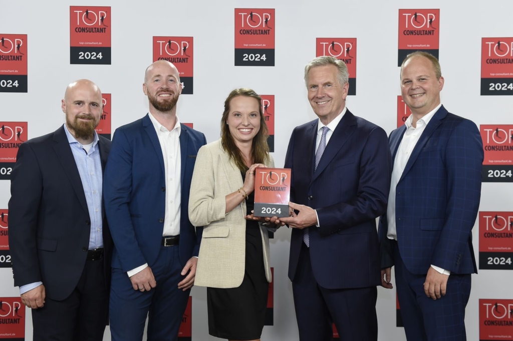 bluecue ist TOP CONSULTANT 2024 - Torben Volkmann, Frederik Hanke, Johanna Möller und Nico Lüdemann mit Bundespräsident a.D. Christian Wulff (Foto: KD Busch / compamedia)