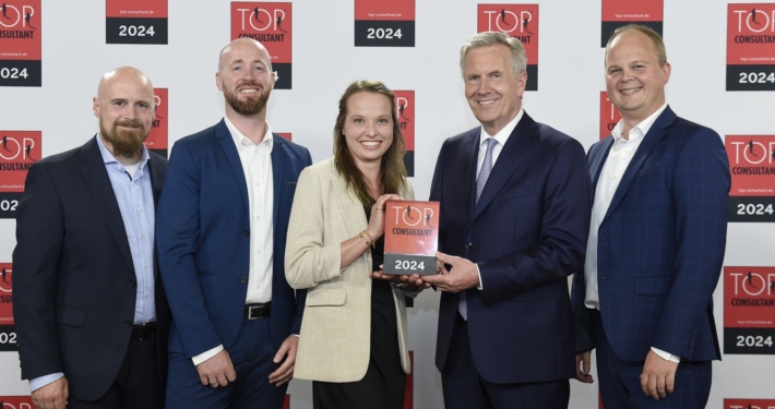 bluecue ist TOP CONSULTANT 2024 - Torben Volkmann, Frederik Hanke, Johanna Möller und Nico Lüdemann mit Bundespräsident a.D. Christian Wulff (Foto: KD Busch / compamedia) bluecue ist TOP CONSULTANT 2024 - Torben Volkmann, Frederik Hanke, Johanna Möller und Nico Lüdemann mit Bundespräsident a.D. Christian Wulff (Foto: KD Busch / compamedia)