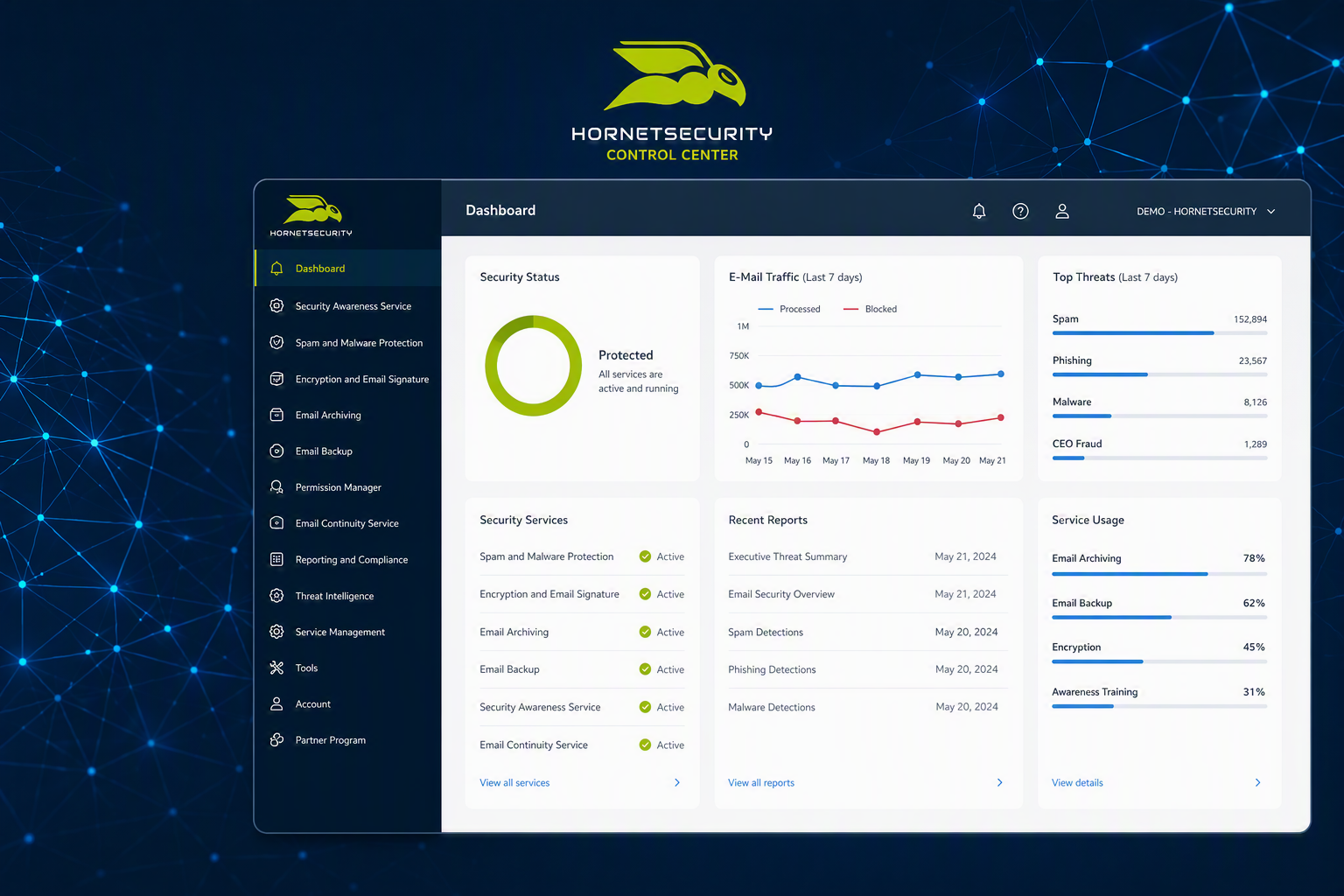 Mann sitzt vor Bildschirm mit Salesforce Daten