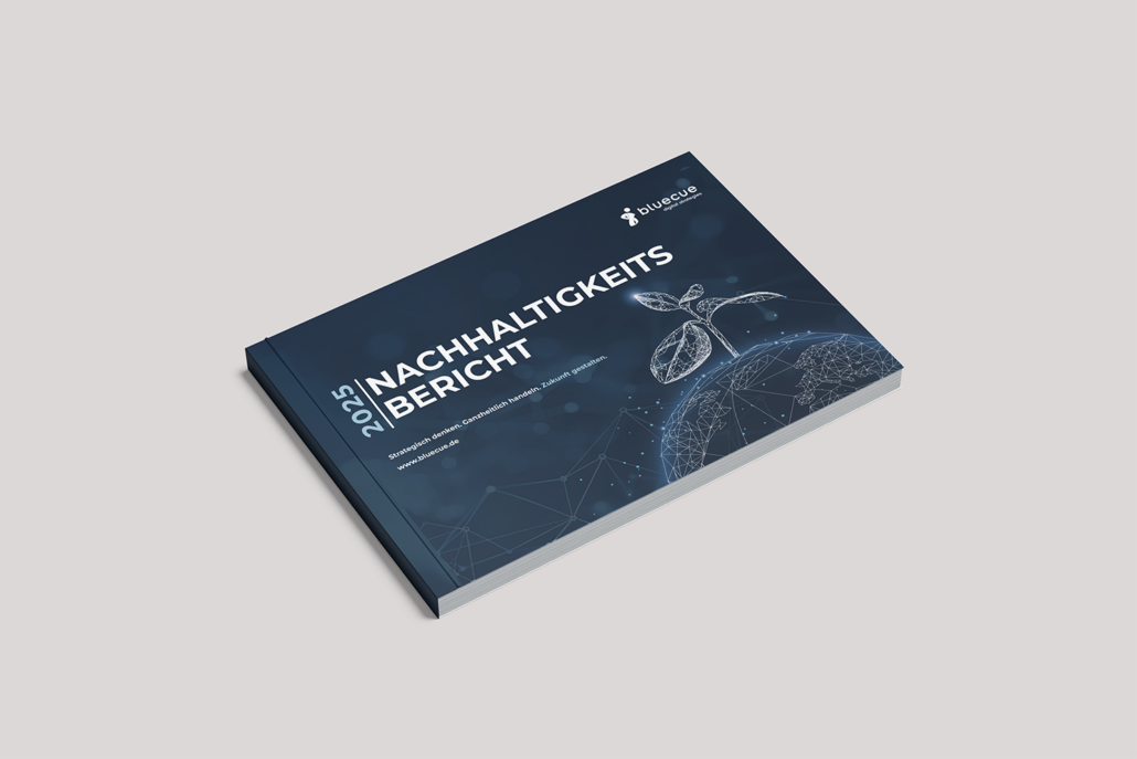 bluecue Nachhaltigkeitsbericht 2025 - Cover geschlossen bluecue Nachhaltigkeitsbericht 2025 - Mockup Cover geschlossen