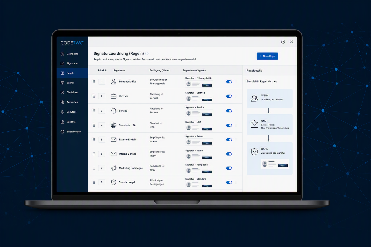 Mann sitzt vor Bildschirm mit Salesforce Daten