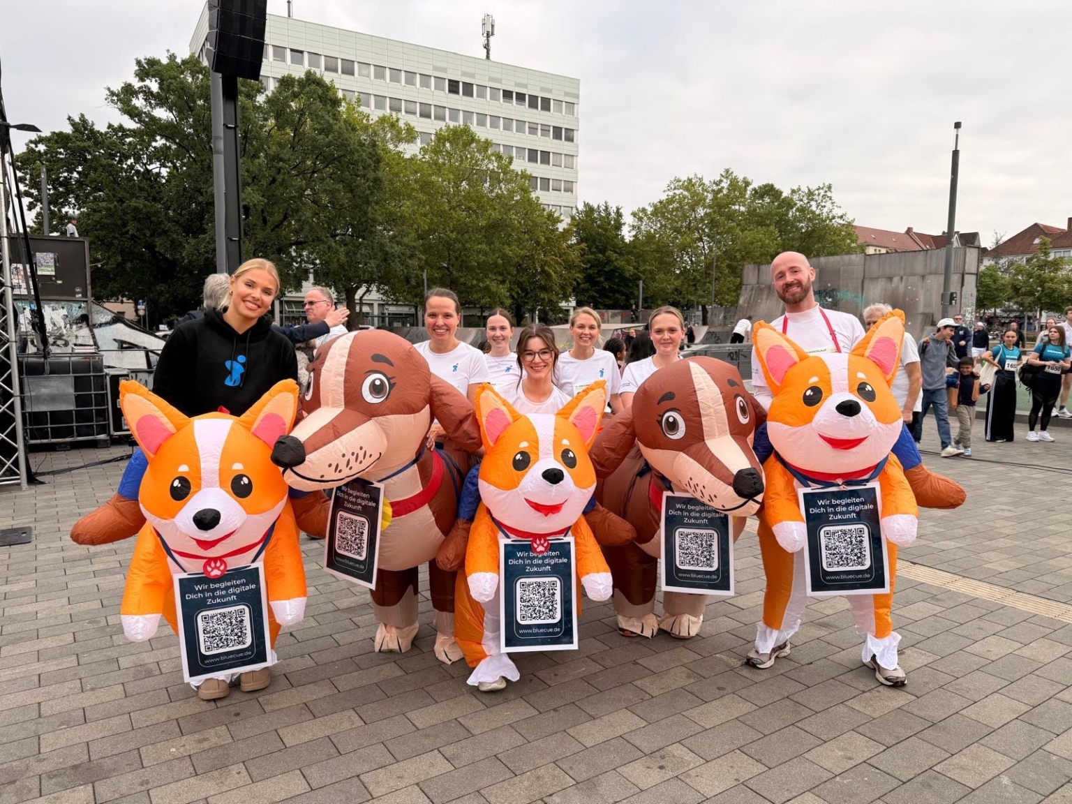 bluecue im Dackel- und Corgikostüm beim AOK Firmenlauf 2026