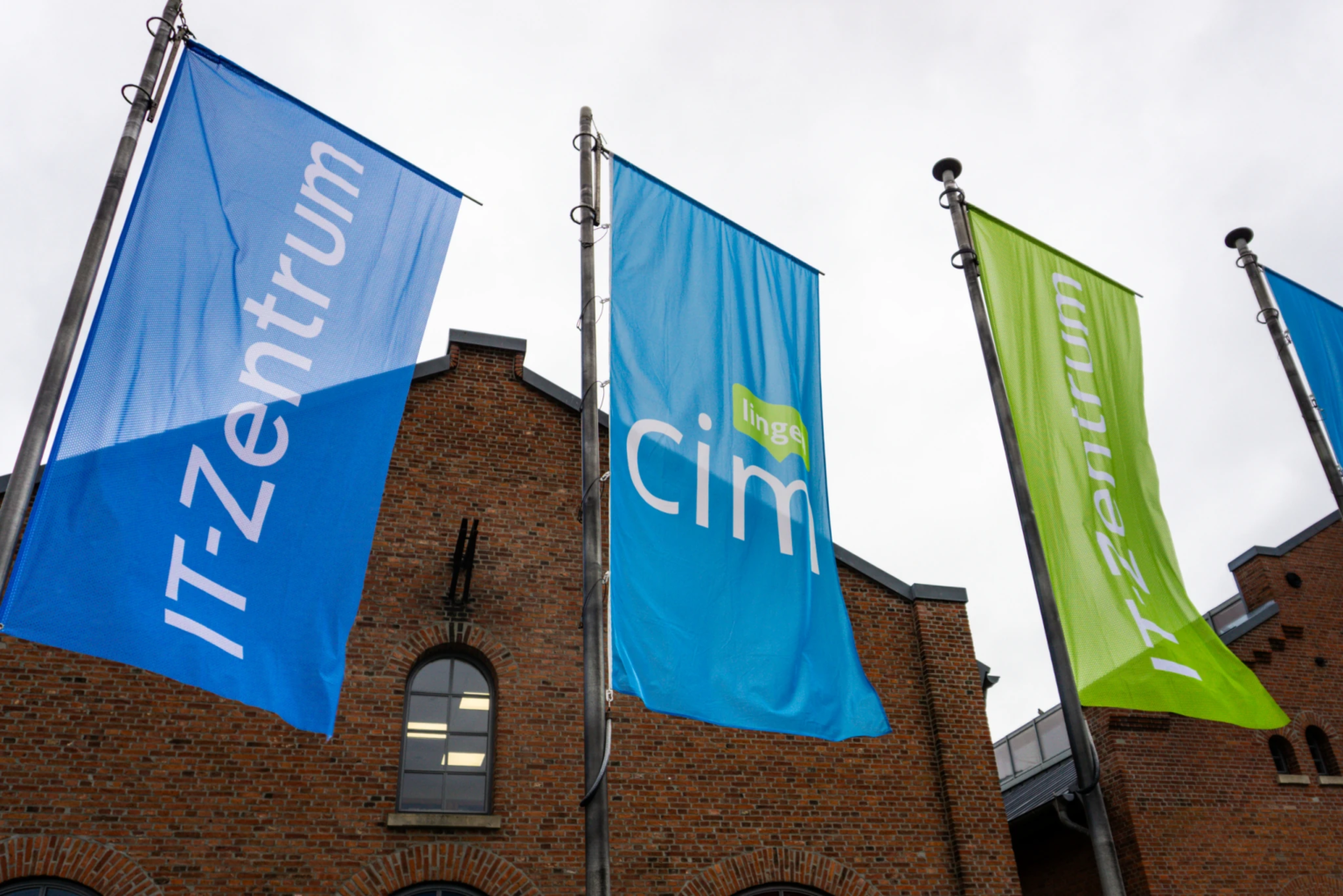 Fahnen mit dem Logo der CIM Lingen 2026